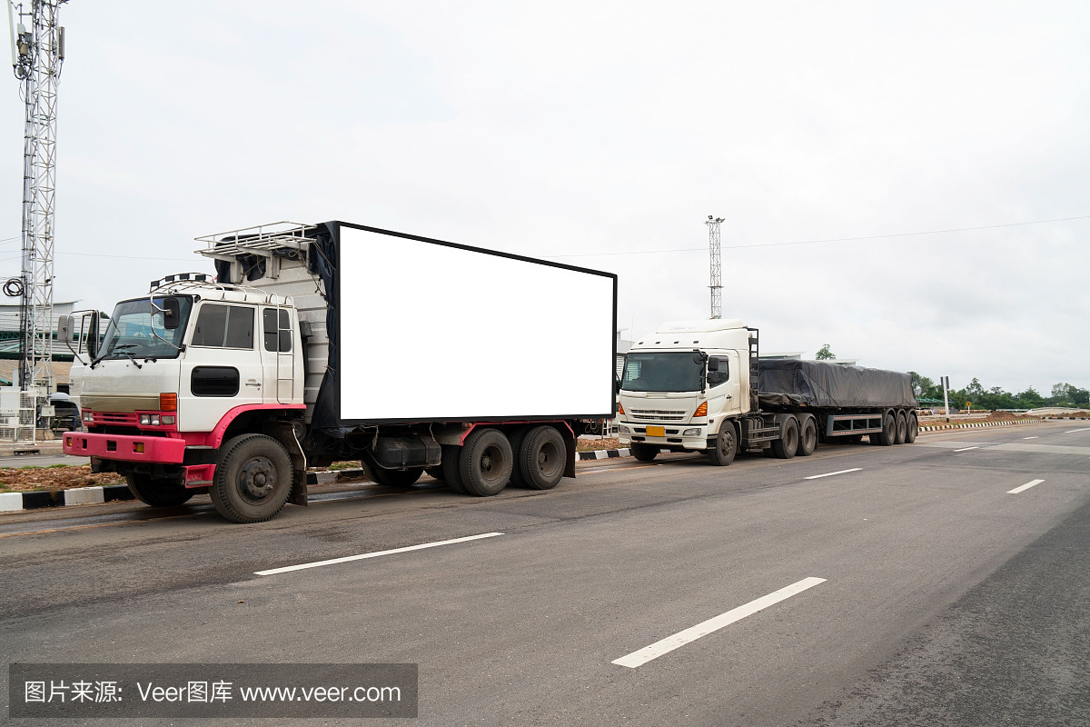 集装箱卡车物流由货车在道路上。空白的白色广告牌。空白的文字和图像