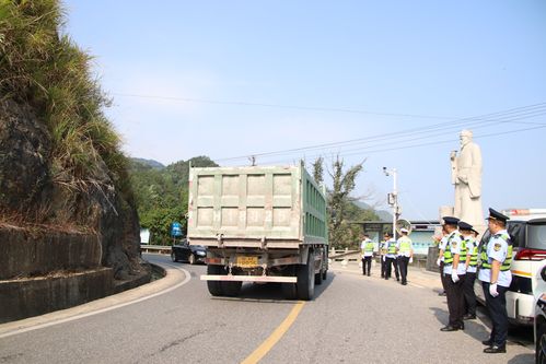 两地治超不停歇 联合执法在行动